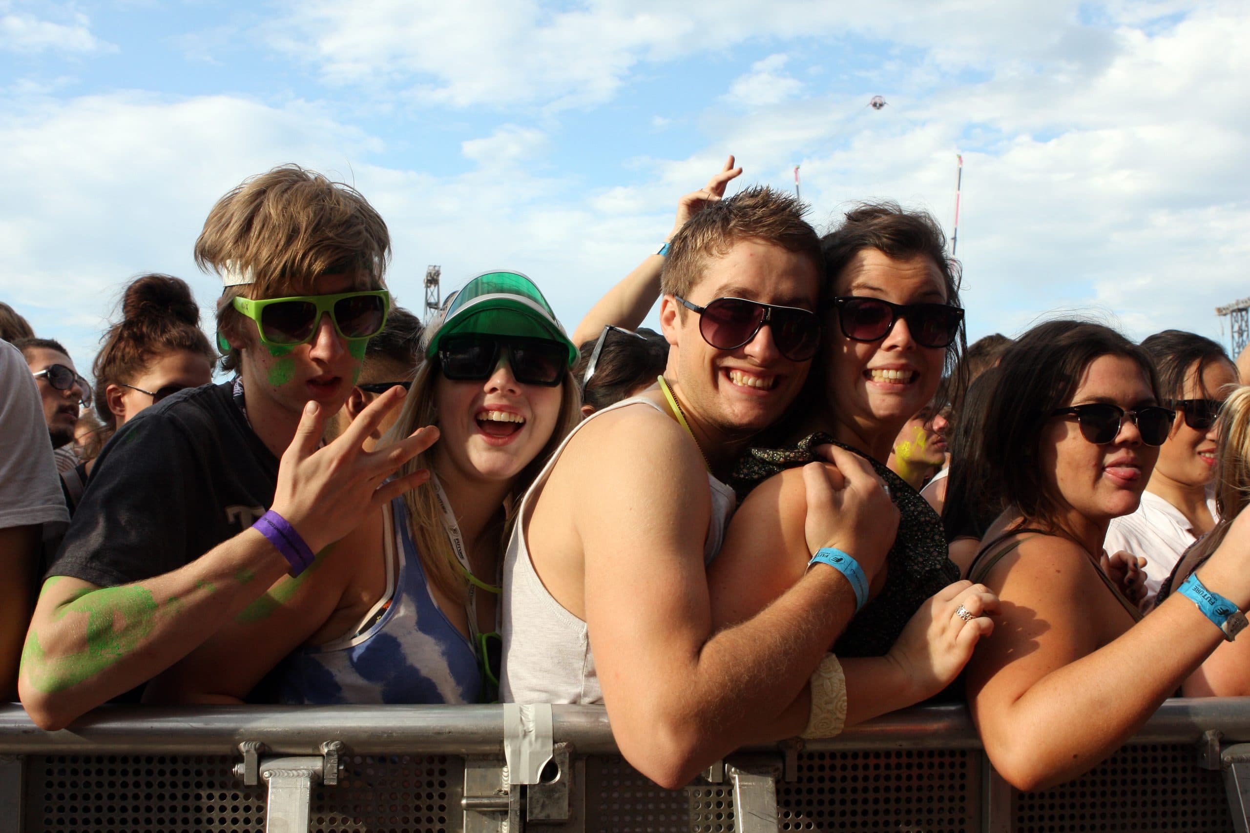 Amigos felizes em festival de música