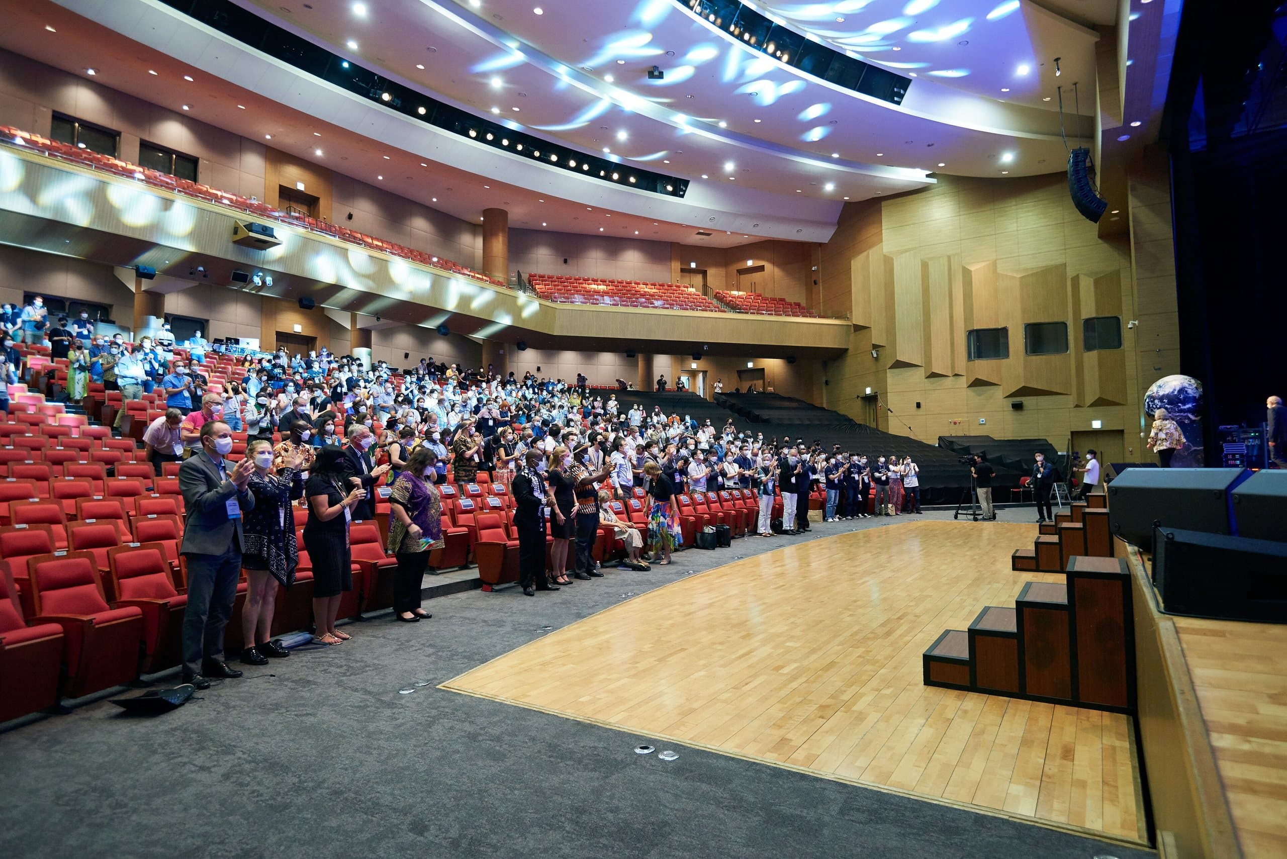 Auditório lotado em grande evento de conhecimento