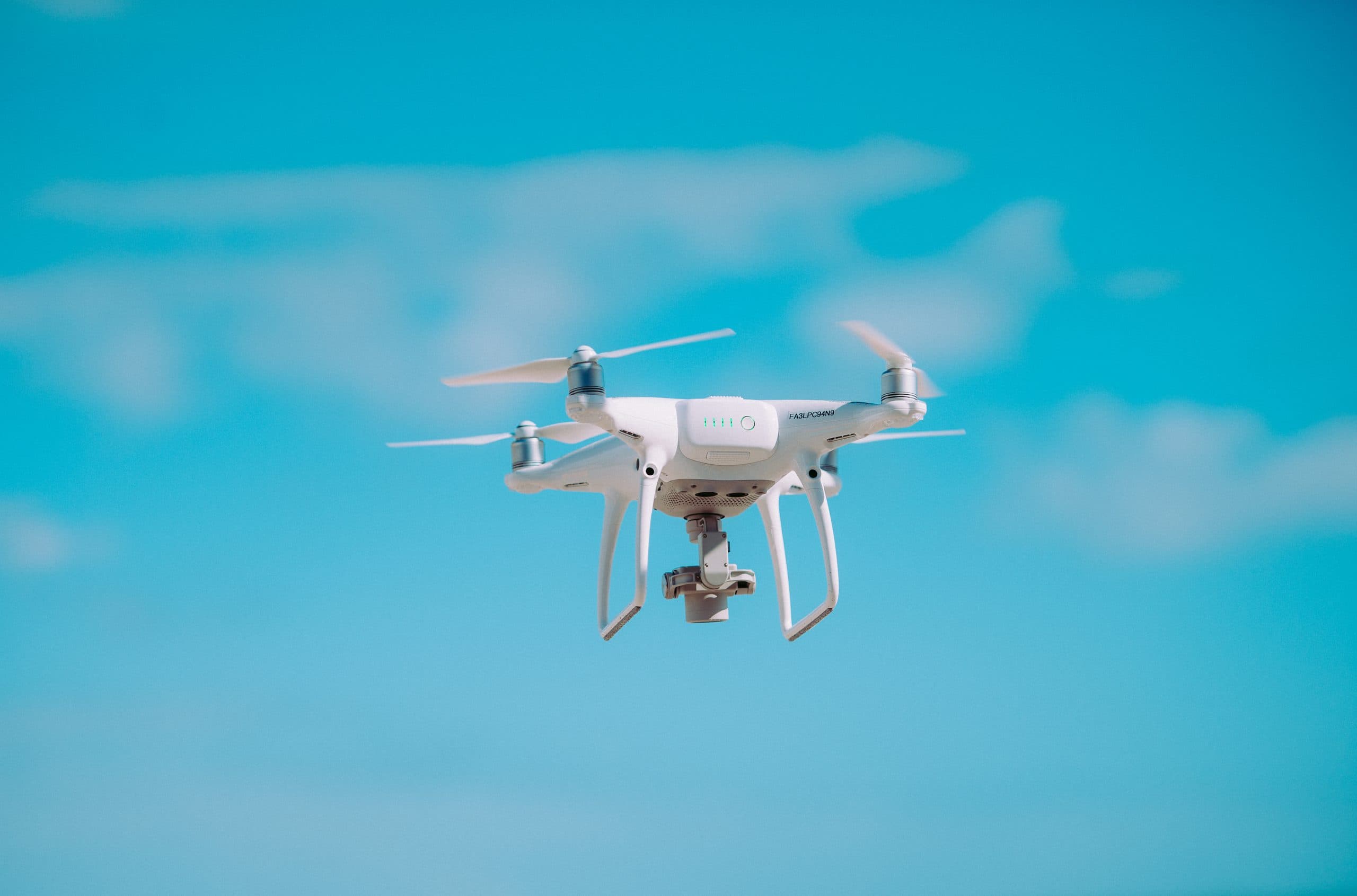 Drone voando em céu azul