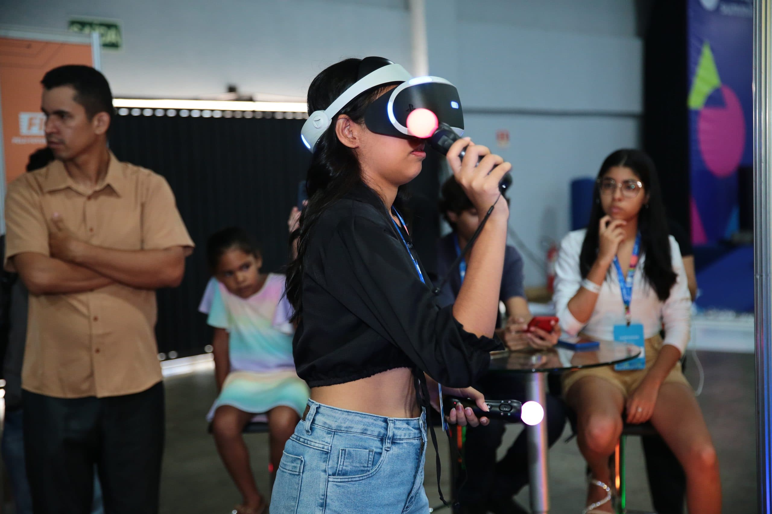 Jovem usando realidade virtual em evento de tecnologia