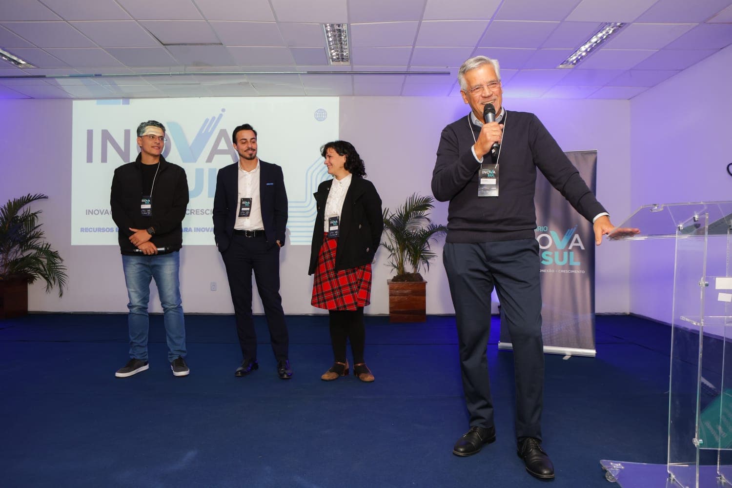 Palestrante no palco do I Seminário Inova Sul