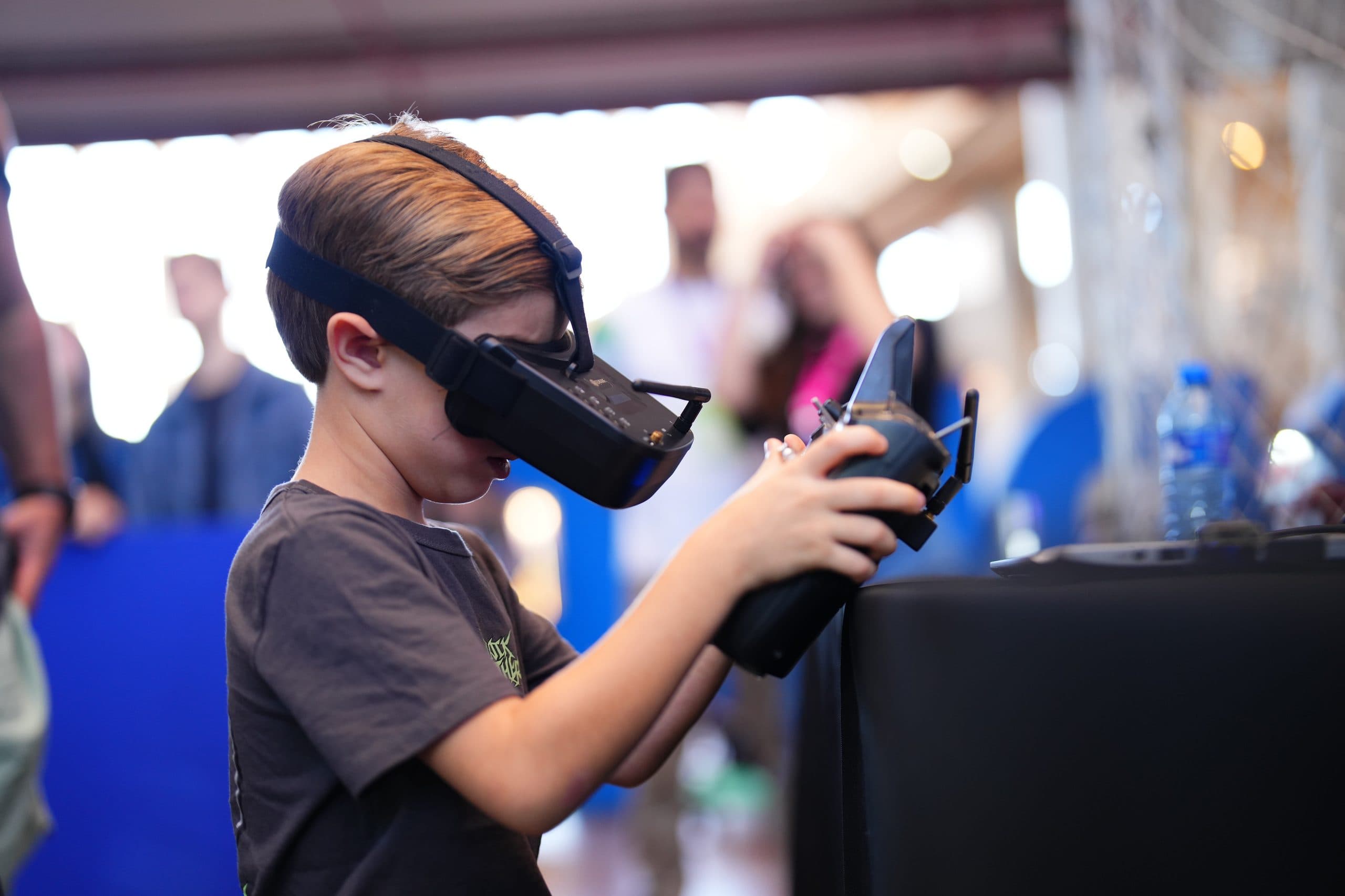 Criança experimentando óculos de realidade virtual
