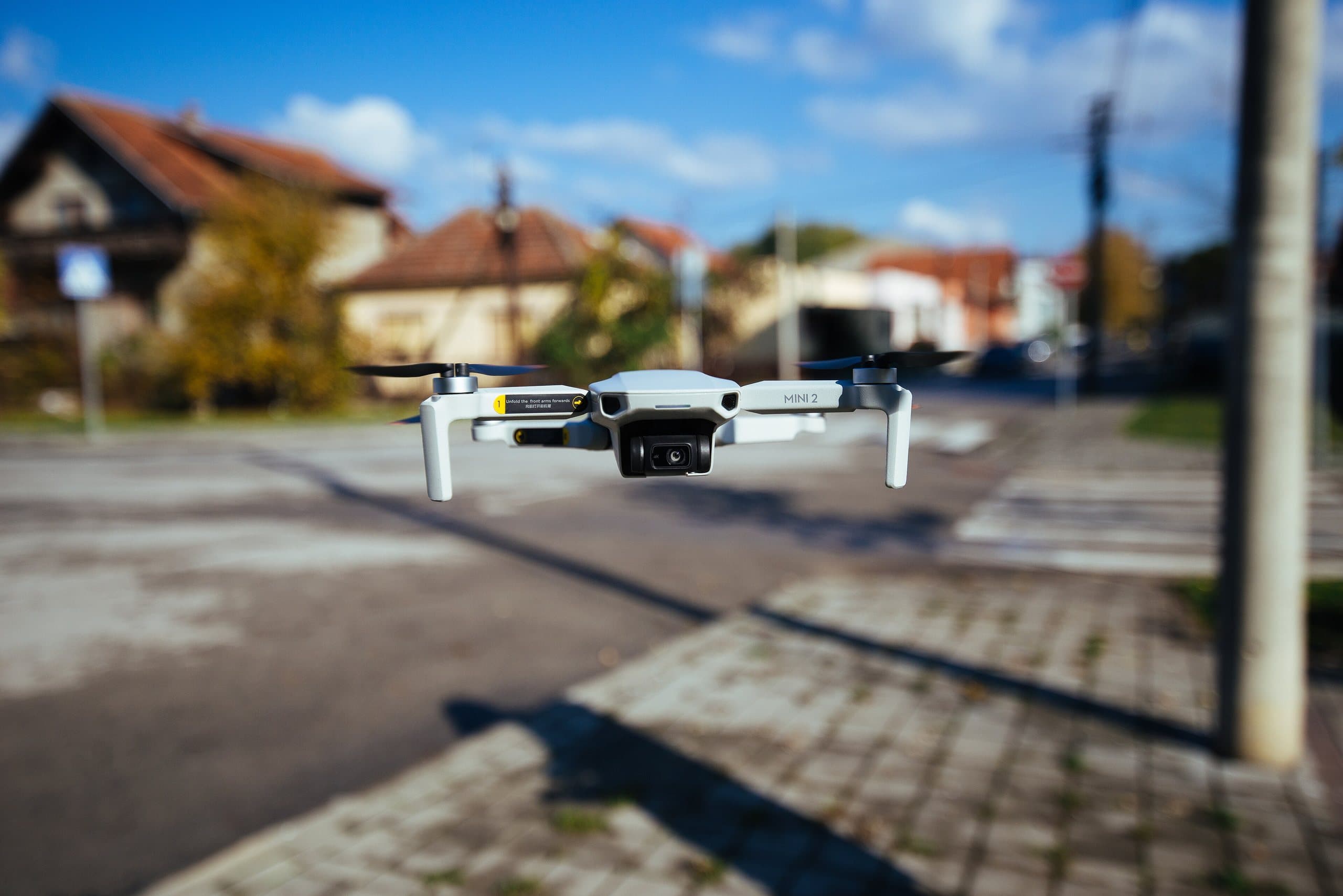Drone voando sobre uma rua em demonstração ao ar livre