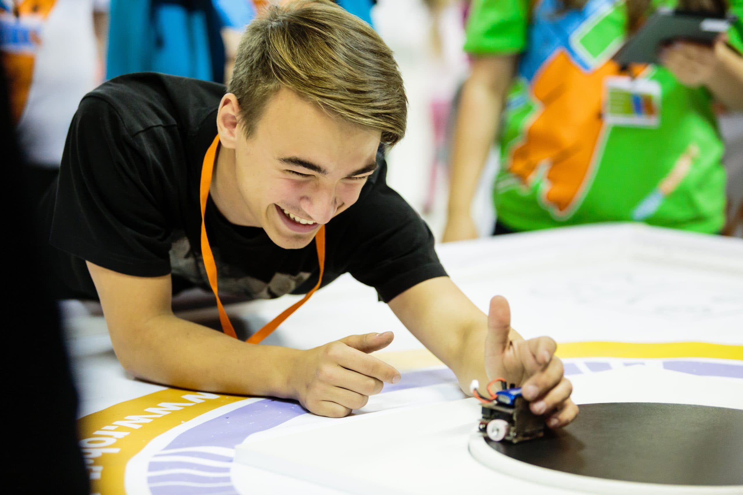 Adolescente sorrindo durante competição de robótica