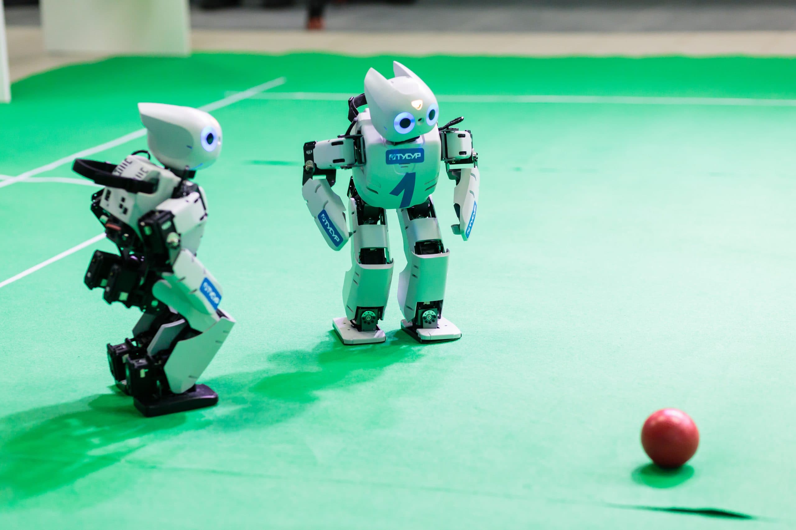 Robôs humanoides em campo de competição